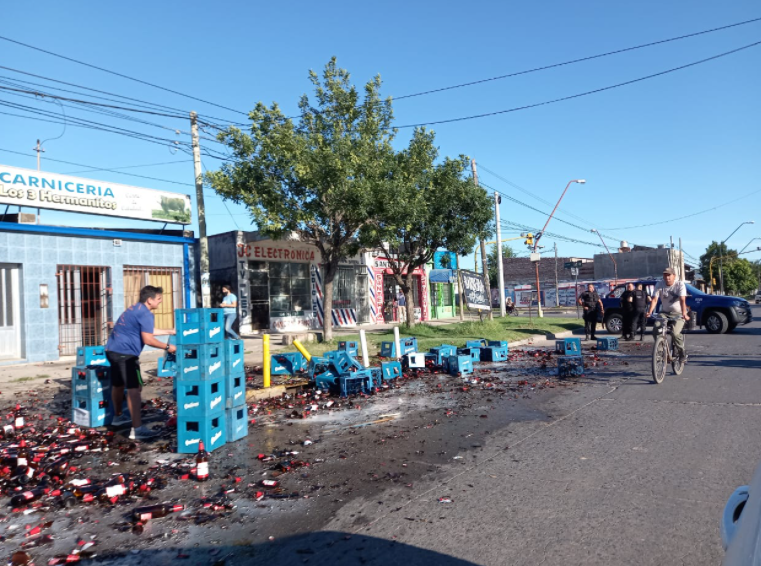 Un camión perdió la carga con cientos de porrones en el norte de la ciudad | Noticias
