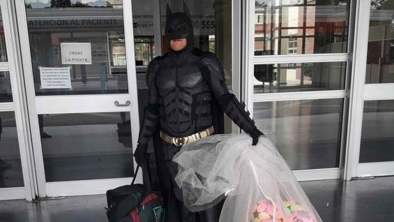 Un verdadero superhéroe: de albañil a Batman solidario | Nacionales