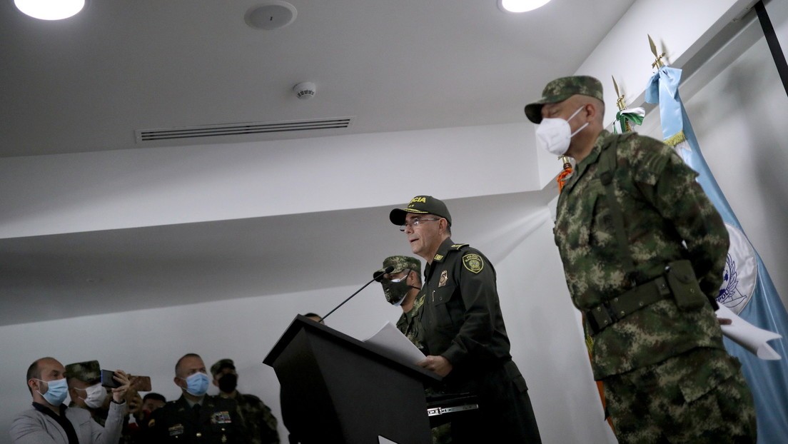 La Policía de Colombia publicó una foto de dos agentes con tapabocas añadidos con Photoshop y la Red no perdonó | Redes