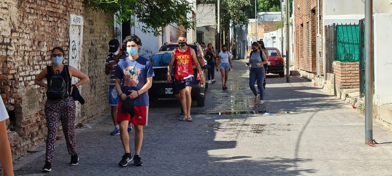 VIDEO: Centenares de personas con síntomas de Covid  hacen largas colas para realizar testeos en Córdoba | Nacionales