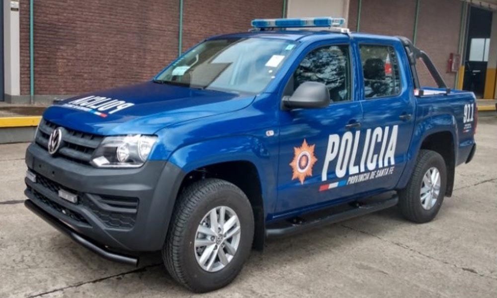 Rosario: Le robaron el auto, subió al patrullero y murió al caer al pavimento | Policiales