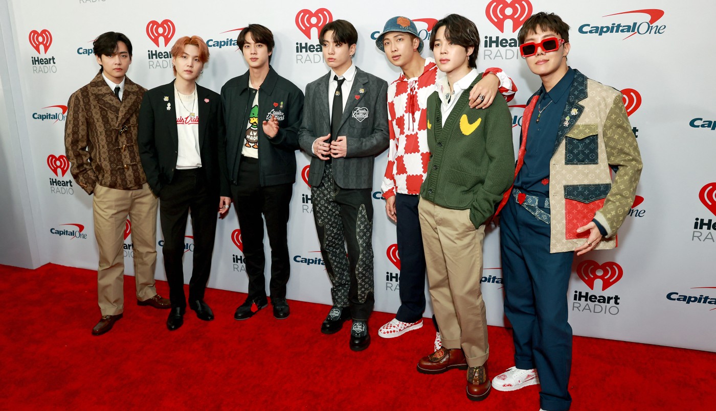 Tres miembros del grupo sensación de K-pop BTS dan positivo en covid-19 | Espectaculos