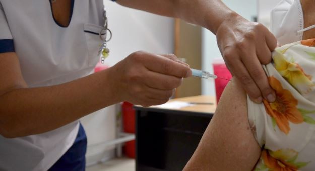 Reducen a 4 meses el tiempo para aplicar la dosis de refuerzo de la vacuna al personal de salud y a los mayores de 60 años | Nacionales