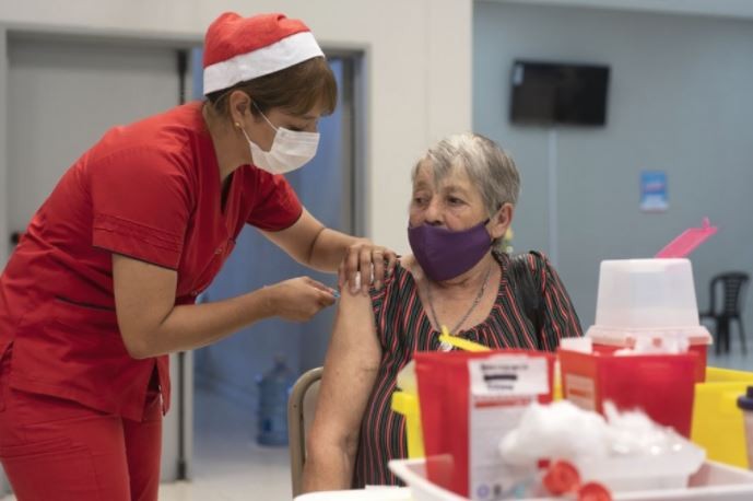 Por el aumento de casos, redujeron a 4 meses el plazo para aplicar la dosis de refuerzo de la vacuna | Nacionales