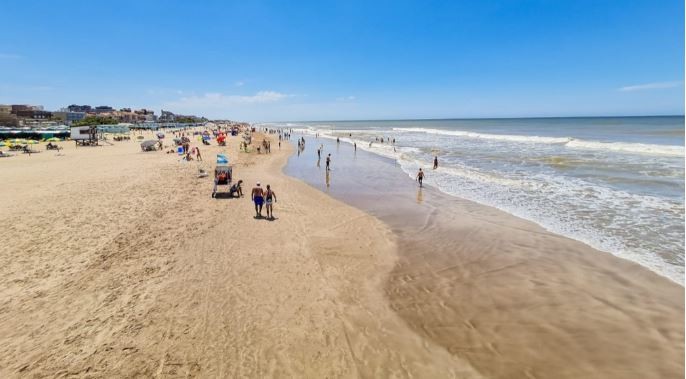 Pinamar comenzó la temporada con una explosión de casos leves de Covid-19 y con guardavidas reclamando por salarios | Nacionales