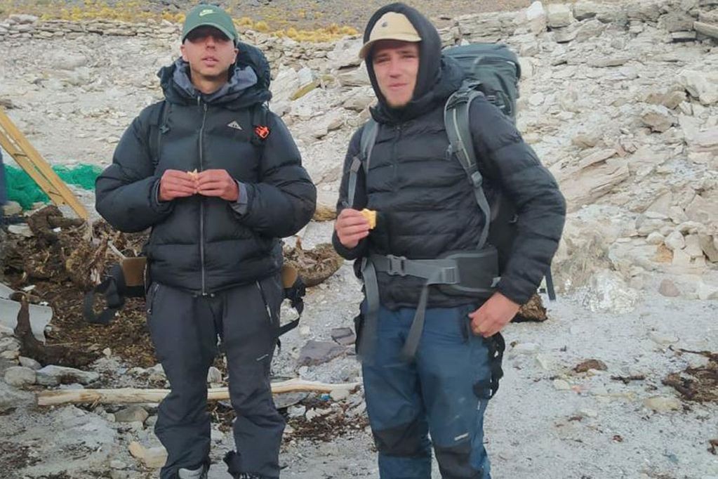 Rescataron a dos montañistas franceses perdidos en "Nevado Ojos del Salado" en Catamarca | Nacionales