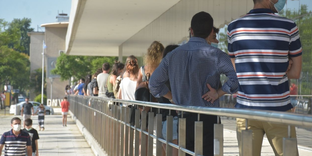 Largas colas se observan en los centros de testeo de la ciudad | Noticias