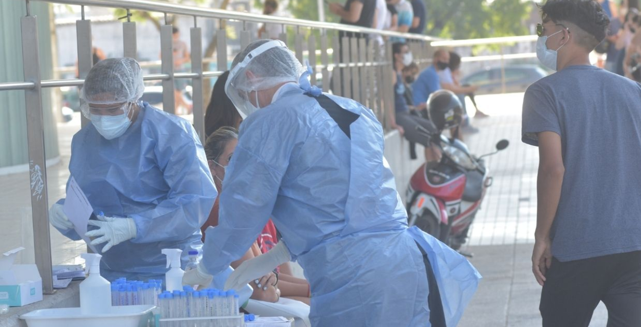 Otra jornada de largas colas en los centros de testeo de la ciudad | Noticias
