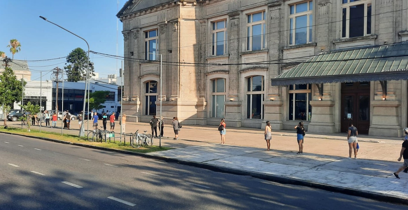 Covid-19: Largas filas en el primer día de hisopados del año | Noticias