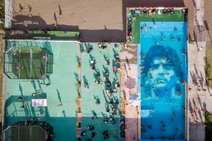 Homenaje subacuático a Diego Maradona en un balneario de Punta Mogotes | Nacionales