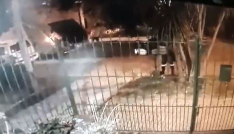 No quiso colaborar para fin de año y un recolector le tiró la basura a la calle | Nacionales