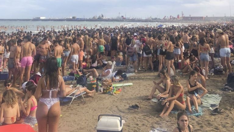Sin protocolos ni cuidados por el coronavirus, así son los “After Beach” en Mar del Plata | Nacionales