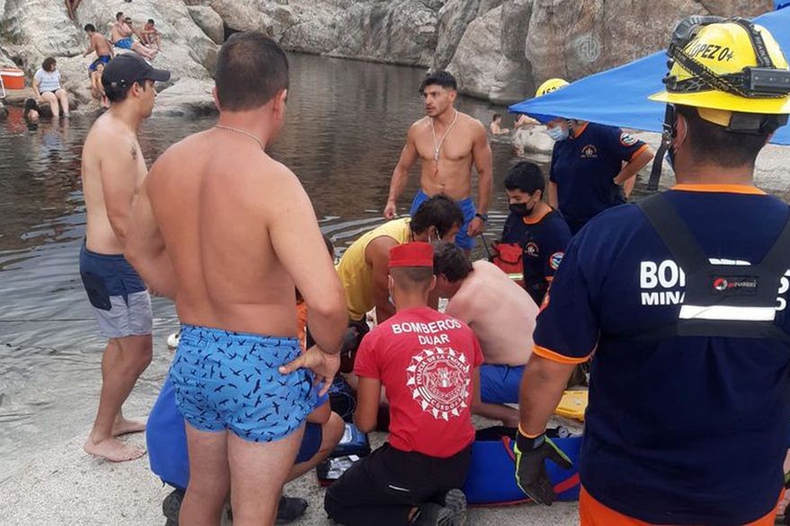 Mina Clavero: le pidió a su mujer que le sacara una foto, se tiró de clavado al agua y al volver a la costa murió | Nacionales