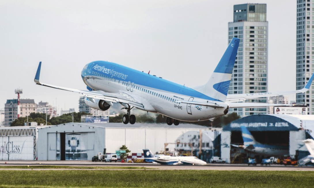 Dos pasajeros que viajaban a Miami denunciaron que les robaron plata en un vuelo de Aerolíneas Argentinas | Nacionales
