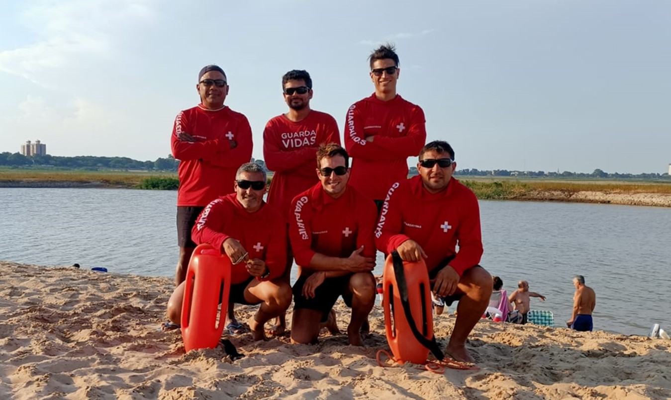 Guardavidas rescataron a dos personas que se estaban ahogando en el Paseo de la Laguna | Noticias