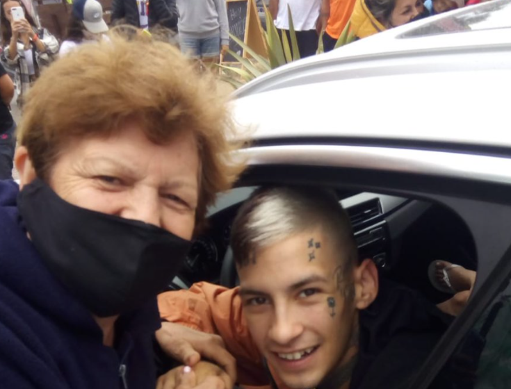 Una abuela se sacó una foto con L-Gante sin saber quién era: "Como se juntó mucha gente le pedí una" | Espectaculos