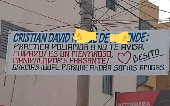 Una mujer dejó a su pareja con un pasacalle y se hizo amiga de la amante: "Practica poliamor y no te avisa" | Redes