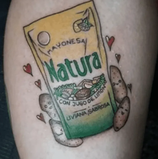 Estalló el debate: se tatuó el envase de una mayonesa en el brazo, ¿Real o fake? | Redes