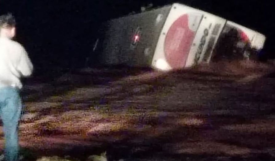 La Rioja: desbordó un río por un fuerte temporal y la corriente arrastró a un micro | Nacionales