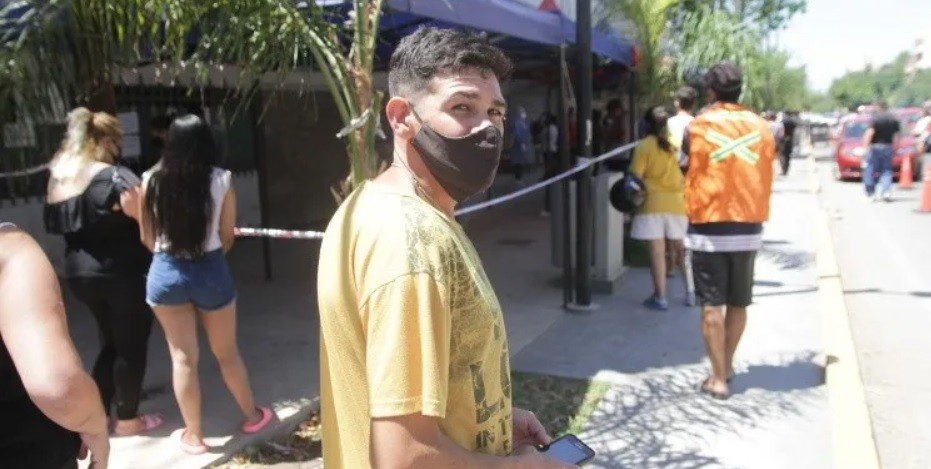 "Peor es robar": está desempleado y cobra por hacer fila en centros de hisopados | Redes