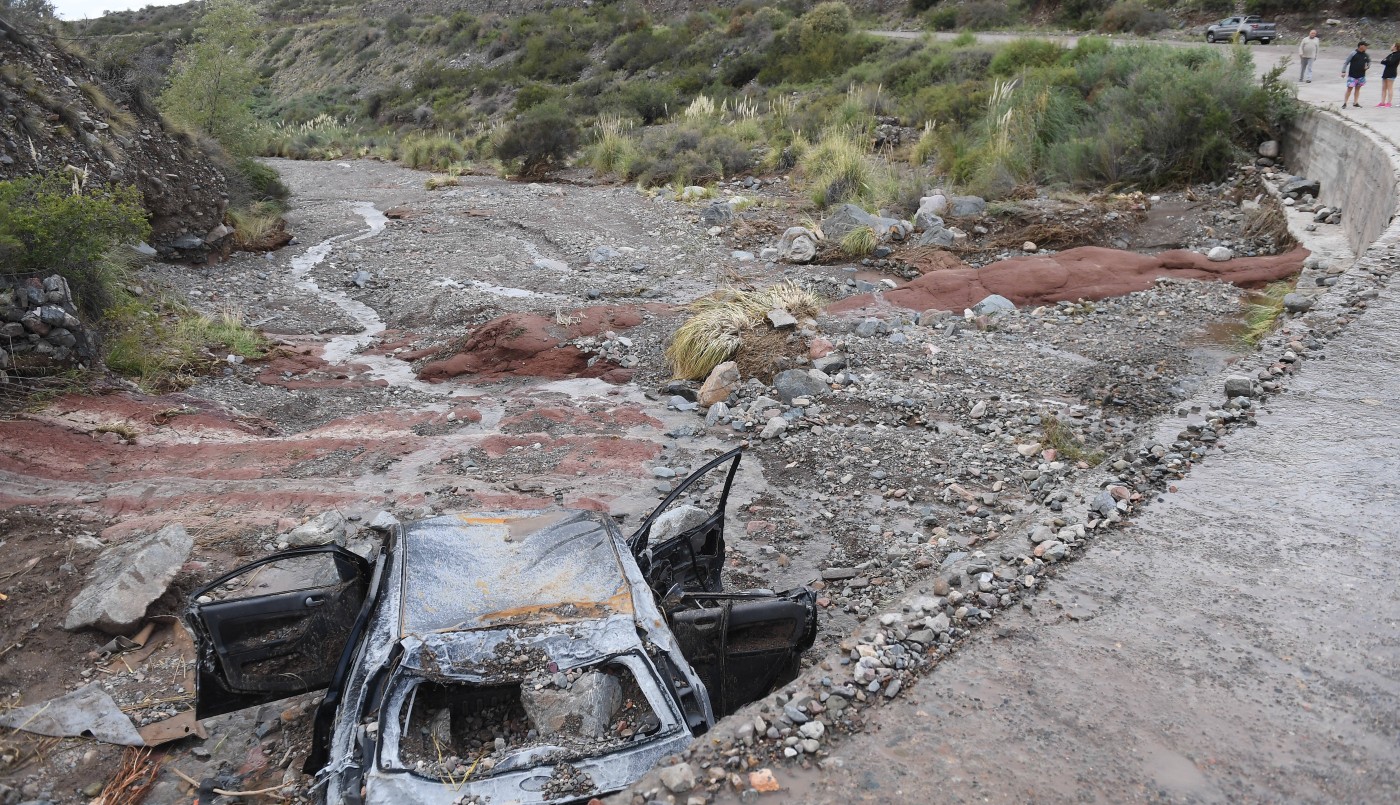 Murieron dos hermanitas y su papá arrastrados por un alud de barro y agua en Mendoza | Nacionales