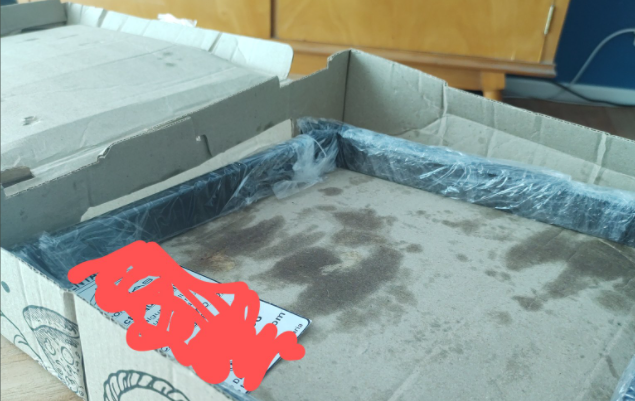 Compró un soporte por Internet y se lo enviaron en una caja de empanadas usada | Información General