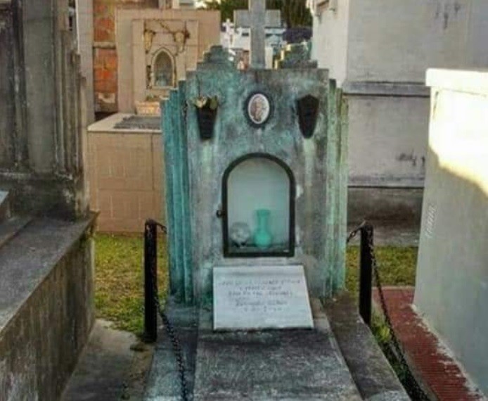"Lejos de la demente esposa y peores hijos": el insólito mensaje en una tumba en Corrientes | Redes