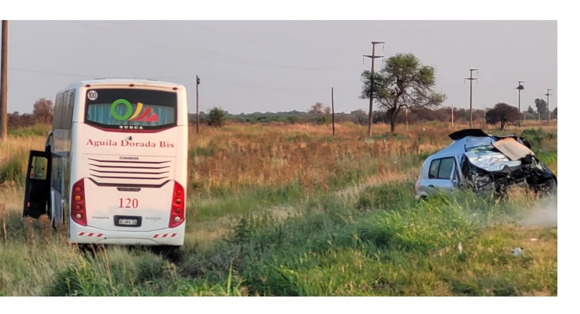 Ruta 11: fallecieron tres personas tras impacto entre un automóvil y un colectivo | Noticias