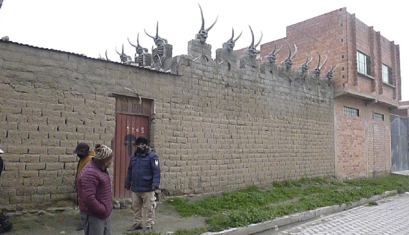 El hombre que es devoto del diablo y decoró su casa con 12 esculturas escalofriantes | Información General