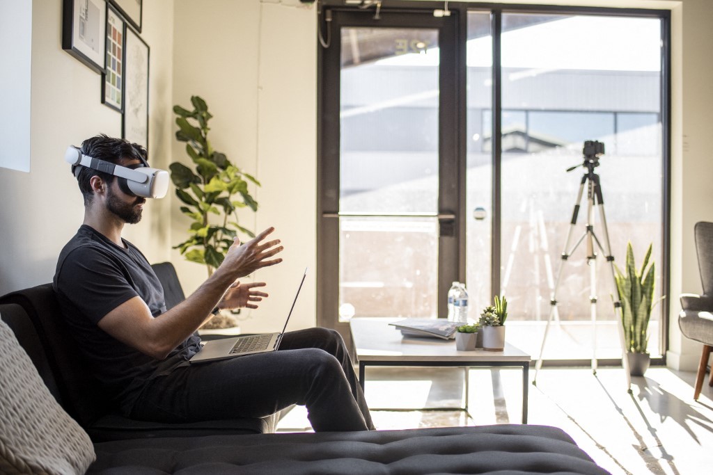 Testimonios de personas que ya teletrabajan desde el metaverso | Información General