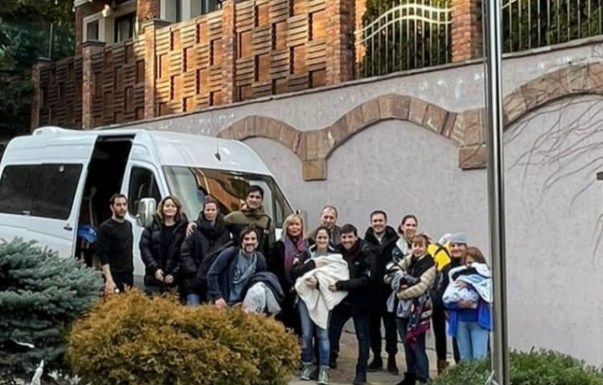 Evacuaron de Ucrania a familias argentinas que viajaron a conocer a sus bebés de vientres subrogados | Nacionales