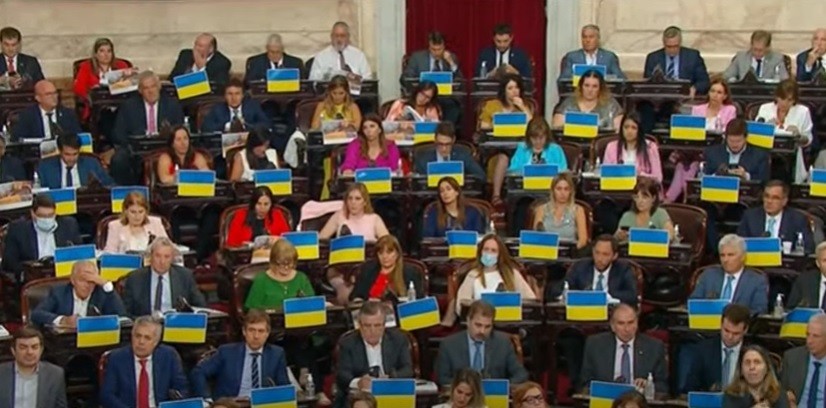 Para cuestionar al Gobierno, el bloque de Juntos por el Cambio llenó el Congreso de banderas de Ucrania | Legislativas