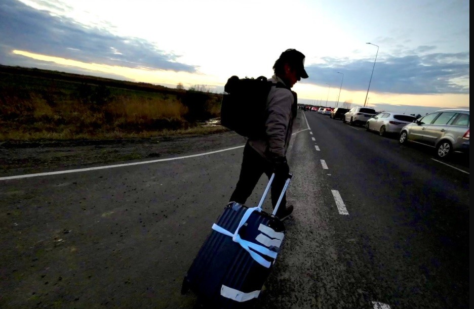 Sean Penn llegó a pie a Polonia tras escapar de Ucrania, a donde viajó para filmar un documental | Espectaculos