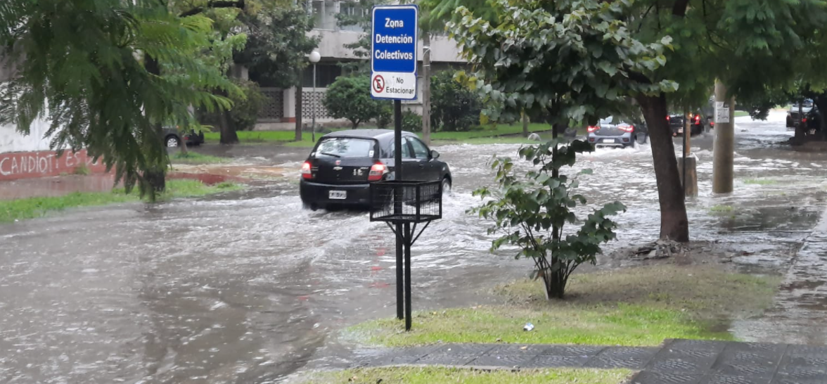 El cielo se oscureció y diluvia en la ciudad: Hay calles anegadas | Noticias