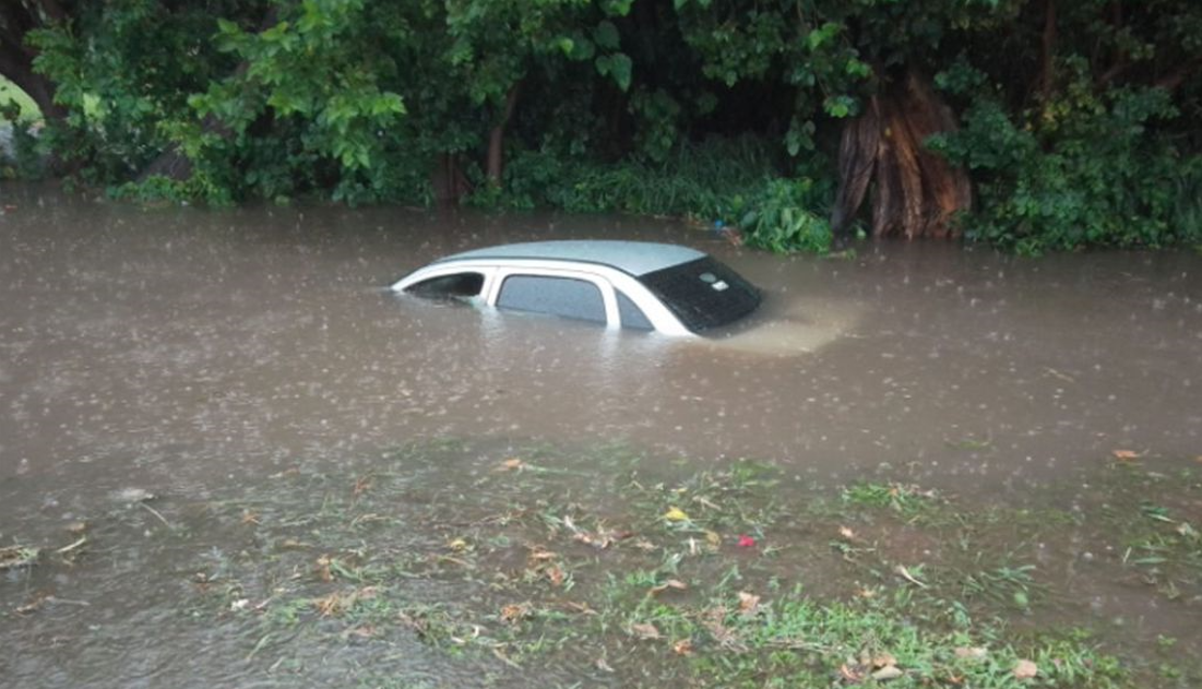 Un auto quedó sumergido bajo el agua por las fuertes tormentas en Córdoba | Nacionales