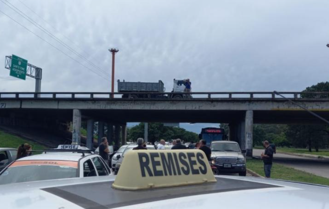 Inseguridad: Taxistas y remiseros autoconvocados cortan el Puente Carretero | Noticias