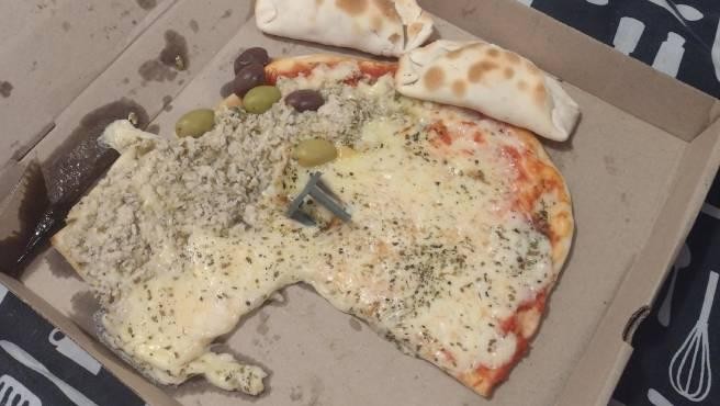 Pidió una pizza y le llegó con una porción menos: las razones que dio el restaurante | Redes