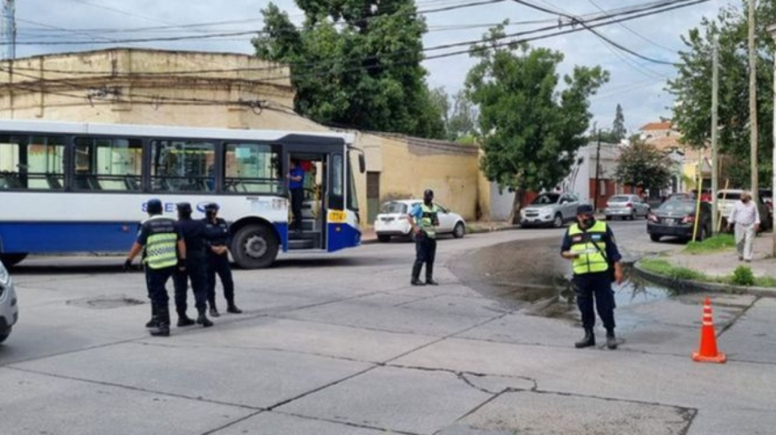 Tragedia en Salta: una mujer cayó de un colectivo en movimiento y murió | Nacionales
