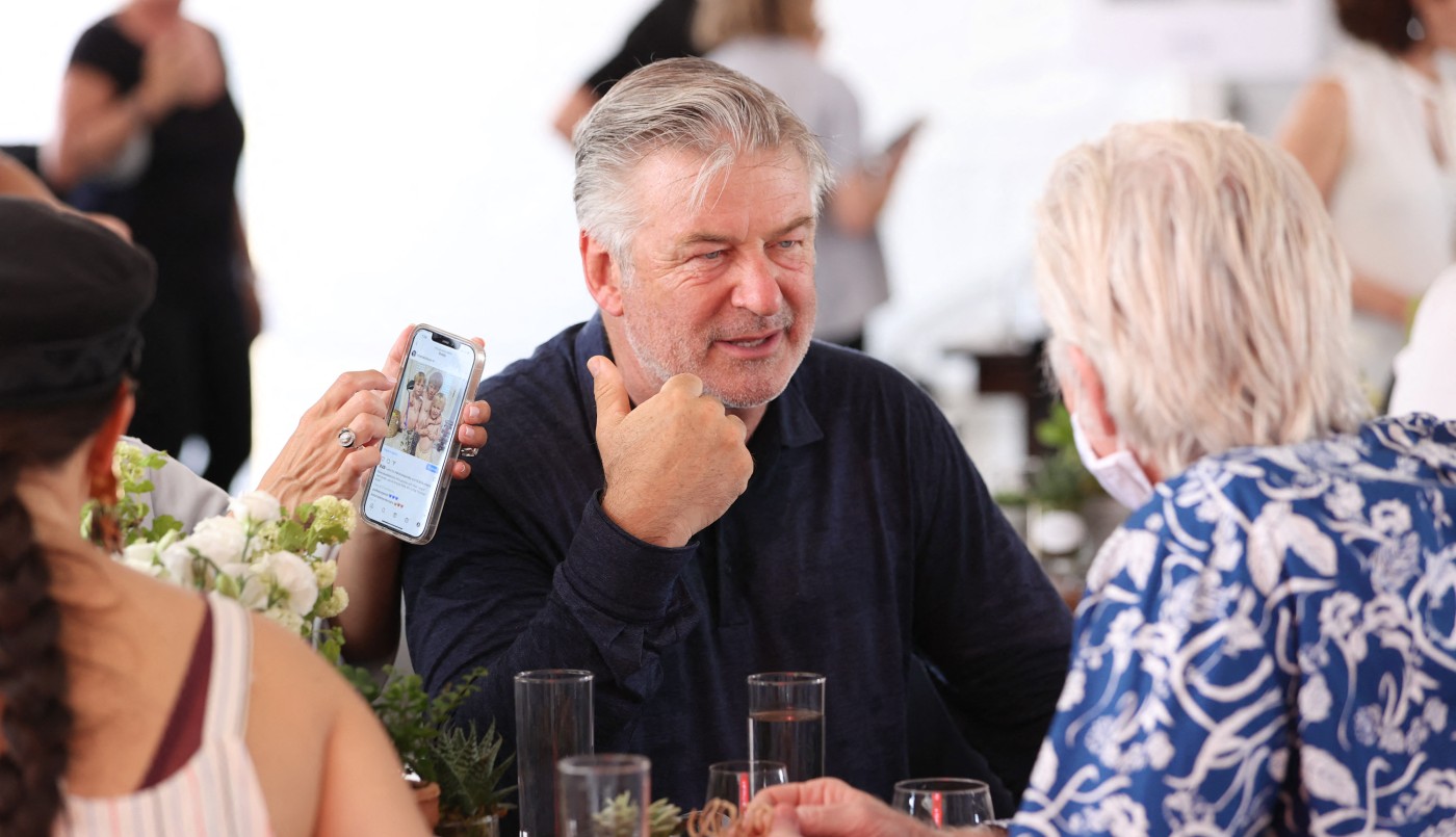 Alec Baldwin aseguró que Halina Hutchins le explicó como manipular el arma que acabó con su vida | Espectaculos