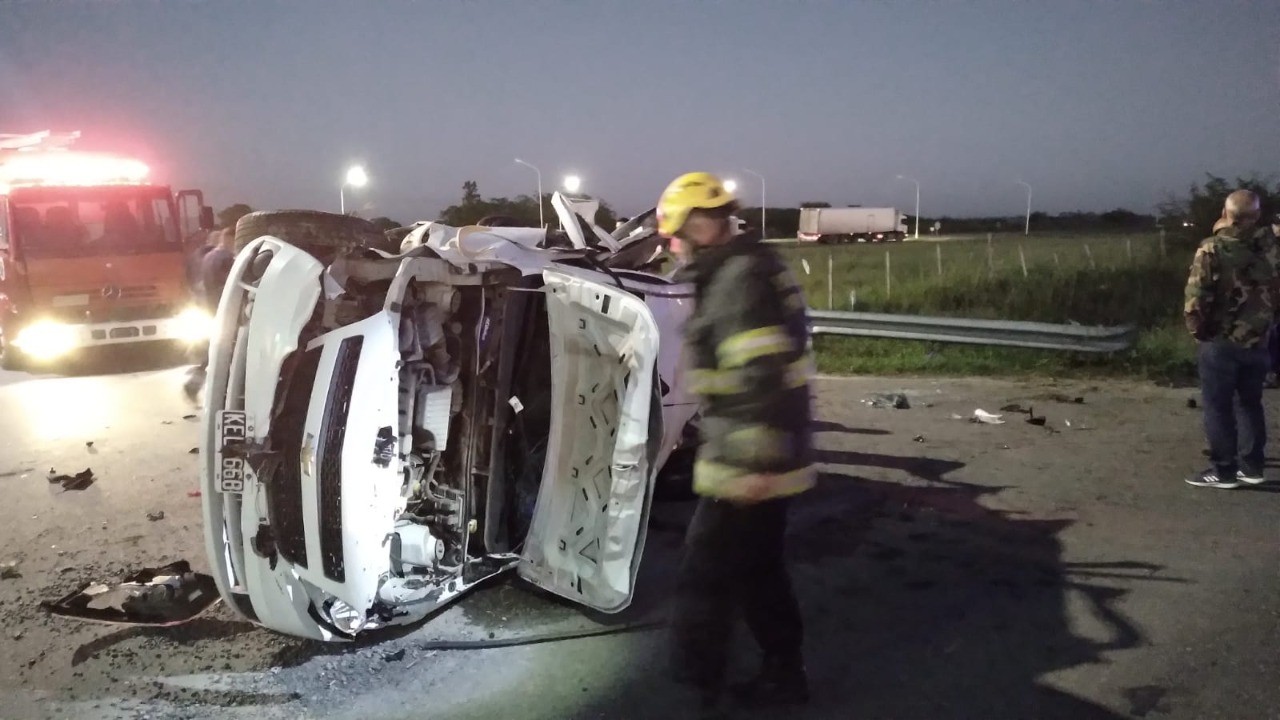 Timbúes: tres muertos y cuatro heridos en fatal vuelco de un auto en la autopista | Noticias