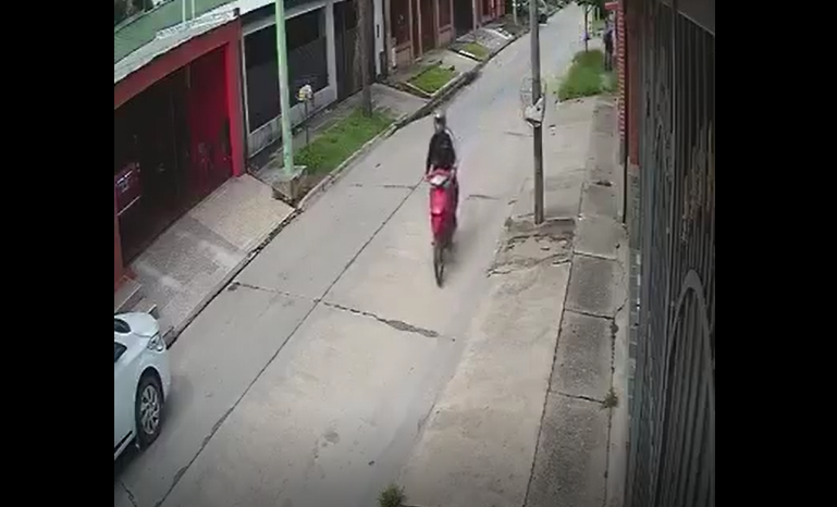 Video: dos delincuentes asaltaron a un joven ciego en Tucumán | Información General