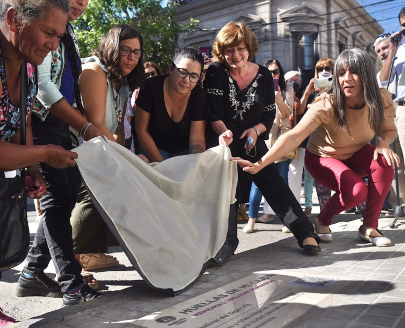 Se inauguró la primera baldosa que rescata las Memorias Urbanas Feministas | Igualdad y Género