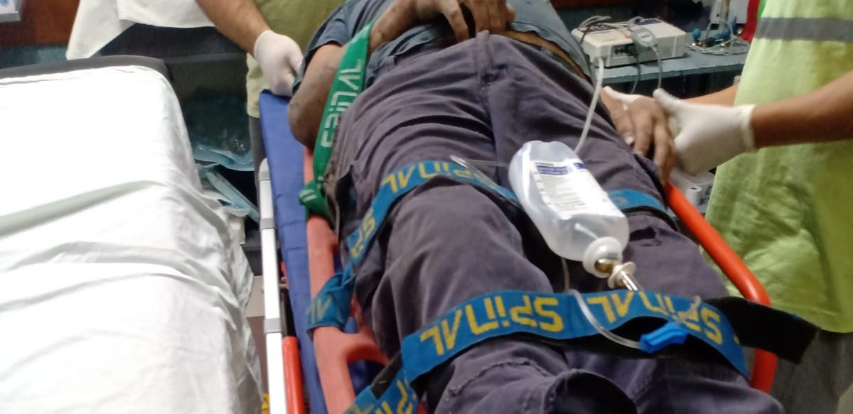 Estaba cortando una rama, tuvo que saltar de cuatro metros de altura y sufrió una fractura expuesta | Nacionales