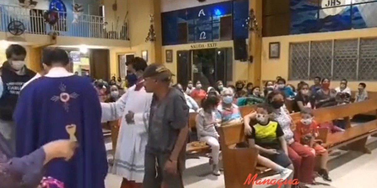 Video: un cura le negó la hostia a un indigente en plena misa | Redes