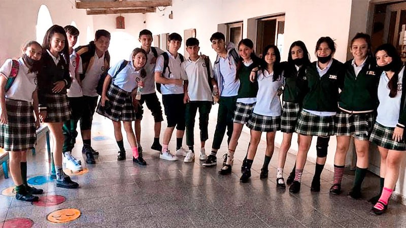 Hizo vestir a su curso con medias de distintos colores para homenajear a su tío con Síndrome de Down: "Es todo lo que está bien" | Nacionales