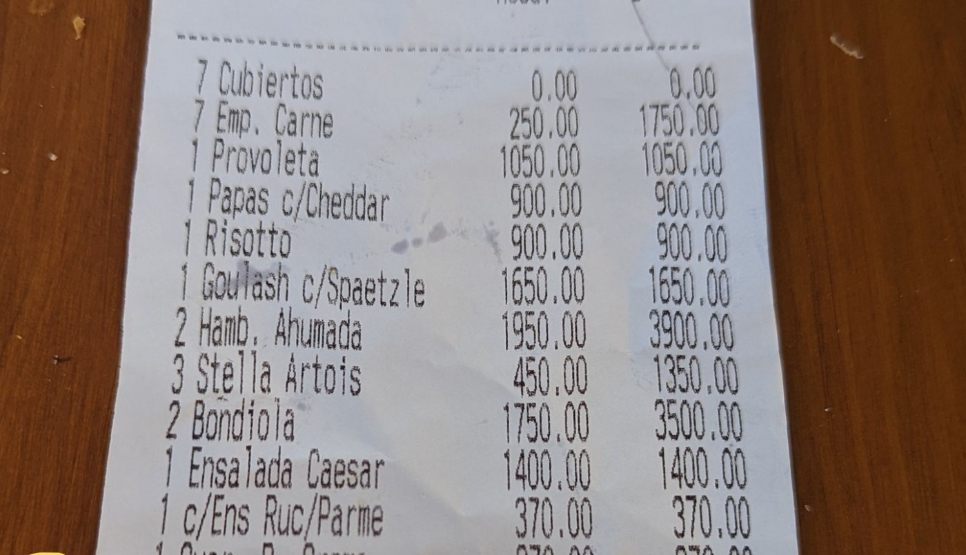 "Si pasa, pasa": fue a comer y en el ticket le "escondieron" un cobro extra | Redes