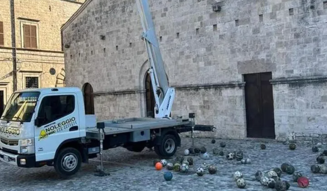 Remodelaban el techo de una iglesia y encontraron decenas de pelotas: había una del Mundial 78 | Nacionales