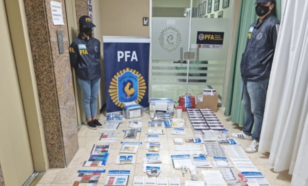 Cayó una banda que estafaba con datos que conseguía de testeos de Covid-19 | Información General