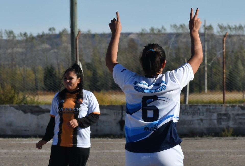 Una futbolista le pegó una trompada al árbitro y suspendieron el partido | Deportes