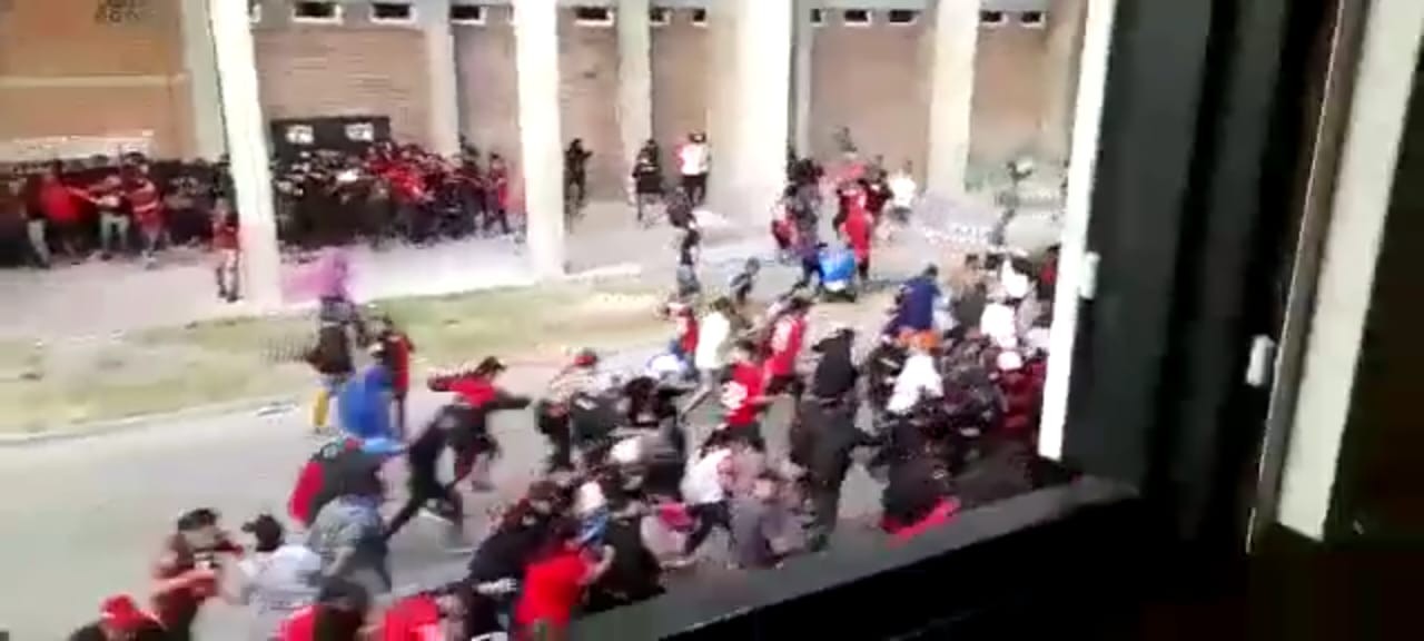 Balearon a un hincha de Peñarol y a dos policías en la cancha de Colón | Noticias